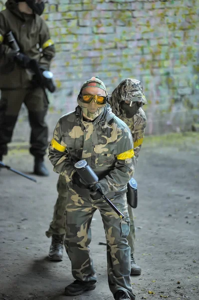 Szentpétervár Oroszország 2016 Paintball Játékosok Teljes Sebességgel Lőtéren Torna Szentpéterváron — Stock Fotó