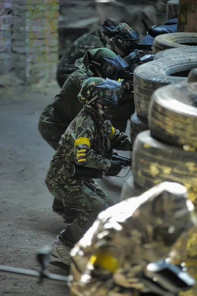 São Petersburgo Rússia 2016 Jogadores Paintball Plena Marcha Campo Tiro — Fotografia de Stock