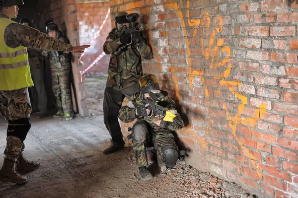 São Petersburgo Rússia 2016 Jogadores Paintball Plena Marcha Campo Tiro — Fotografia de Stock