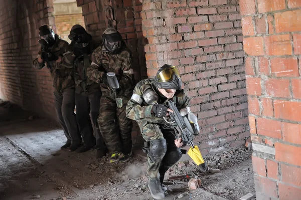 São Petersburgo Rússia 2016 Jogadores Paintball Plena Marcha Campo Tiro — Fotografia de Stock