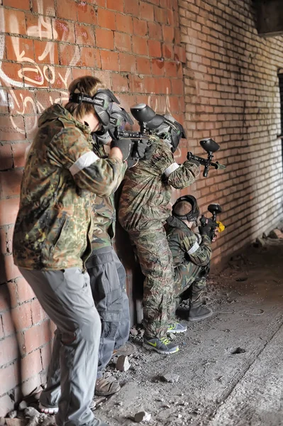 São Petersburgo Rússia 2016 Jogadores Paintball Plena Marcha Campo Tiro — Fotografia de Stock