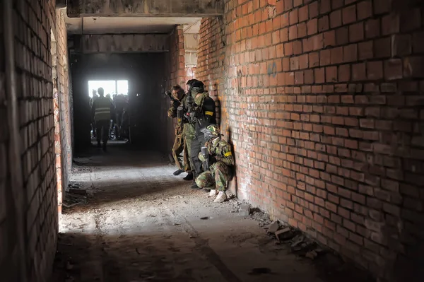 São Petersburgo Rússia 2016 Jogadores Paintball Plena Marcha Campo Tiro — Fotografia de Stock