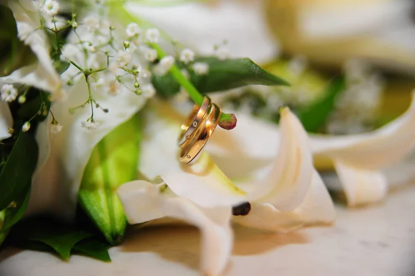 Anéis Casamento Flores Lírio Dia Casamento Perto — Fotografia de Stock