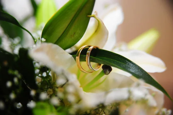 Bröllop Ringar Lilja Blommor Bröllopsdag Närbild — Stockfoto