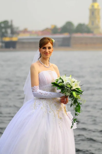 Sposa Con Mazzo Gigli Bianchi Tra Mani — Foto Stock