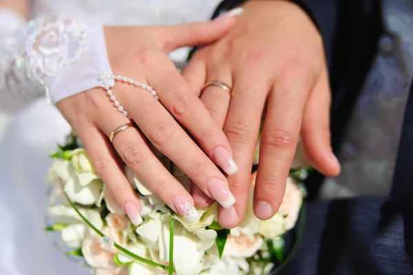 Las Manos Los Recién Casados Yacen Ramo Bodas — Foto de Stock