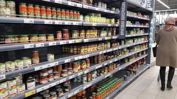 Rosja Sankt Petersburg 2021 Puszki Warzyw Sprzedaż Supermarkecie Podczas Epidemii — Zdjęcie stockowe