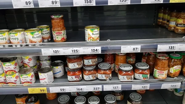 Rusia San Petersburgo 2021 Latas Verduras Venta Supermercado Durante Epidemia —  Fotos de Stock