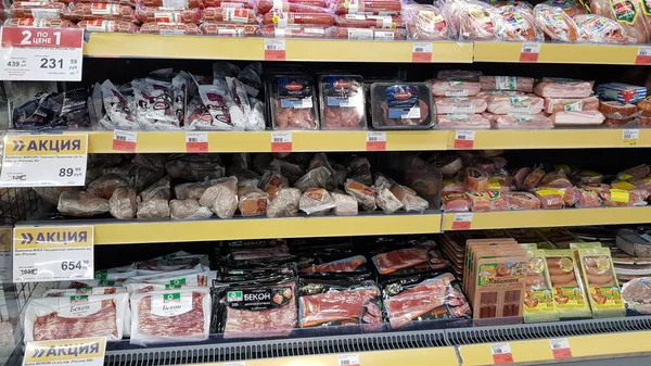 Rosja Sankt Petersburg 2021 Przysmaki Mięsne Sprzedaż Supermarkecie Podczas Epidemii — Zdjęcie stockowe