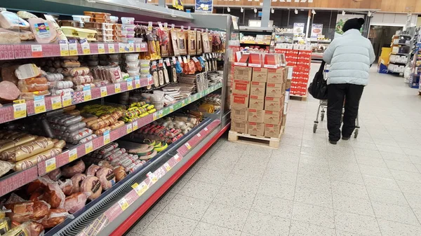Rosja Sankt Petersburg 2021 Przysmaki Mięsne Sprzedaż Supermarkecie Podczas Epidemii — Zdjęcie stockowe
