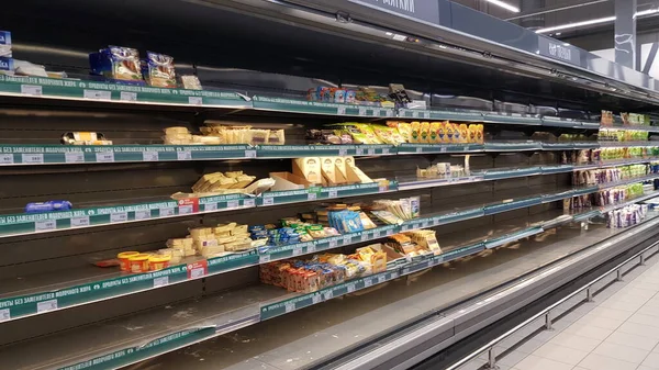 Venäjä Pietari 2021 Juusto Myynnissä Supermarketissa Koronavirusepidemian Aikana — kuvapankkivalokuva