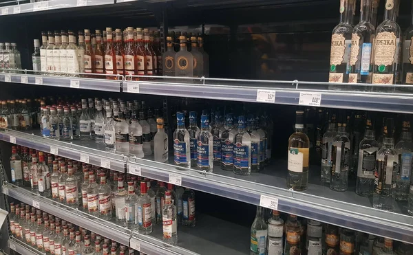 Rusland Petersburg 2021 Halflege Schappen Met Wodka Supermarkt Tijdens Coronavirusepidemie — Stockfoto