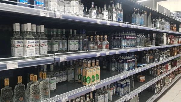 Rusland Petersburg 2021 Halflege Schappen Met Wodka Supermarkt Tijdens Coronavirusepidemie — Stockfoto