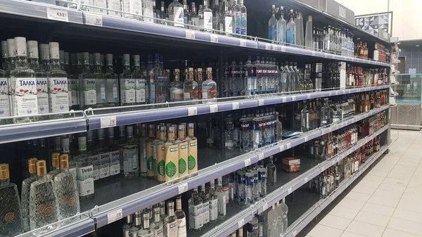 Rusland Petersburg 2021 Halflege Schappen Met Wodka Supermarkt Tijdens Coronavirusepidemie — Stockfoto