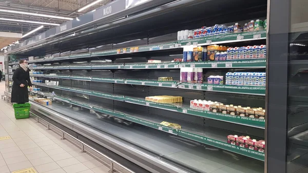 ロシア サンクトペテルブルク11 2021コロナウイルス流行中のスーパーマーケットの乳製品 — ストック写真