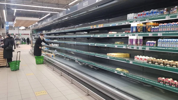 Rosja Sankt Petersburg 2021 Produkty Mleczne Supermarkecie Podczas Epidemii Koronawirusa — Zdjęcie stockowe