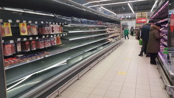 Venäjä Pietari 2021 Hyllyt Supermarketissa Koronavirusepidemian Aikana — kuvapankkivalokuva