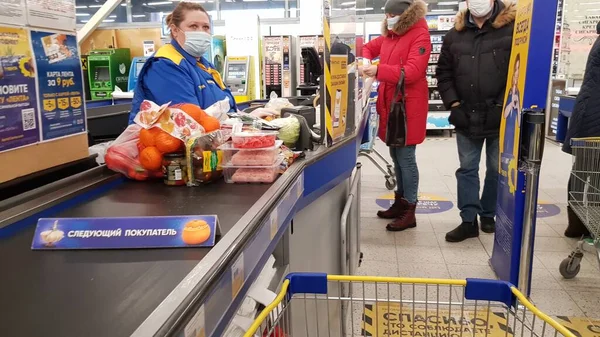 Russia Petersburg 2021 Cashier Supermarket Coronavirus Epidemic — Stock Photo, Image