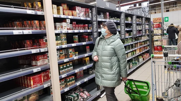 Rosja Sankt Petersburg 2021 Pakiety Herbaty Supermarkecie Podczas Epidemii Koronawirusa — Zdjęcie stockowe