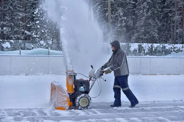 Ryssland Medvezhyegorsk 2021 Man Som Rengör Snö Vält Med Snöplog — Stockfoto