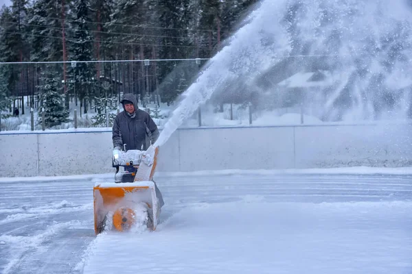 Rusia Medvezhyegorsk 2021 Hombre Limpiando Nieve Rodillo Con Quitanieves — Foto de Stock