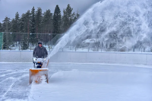 Ryssland Medvezhyegorsk 2021 Man Som Rengör Snö Vält Med Snöplog — Stockfoto