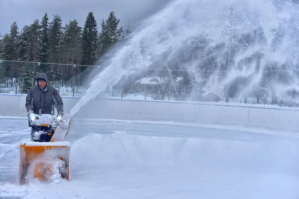 Rusia Medvezhyegorsk 2021 Hombre Limpiando Nieve Rodillo Con Quitanieves — Foto de Stock