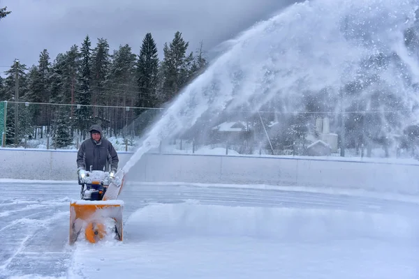 Rusia Medvezhyegorsk 2021 Seorang Pria Membersihkan Salju Pada Rol Dengan — Stok Foto