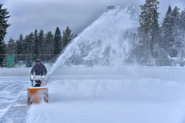 Rusya Medvezhyegorsk 2021 Kar Temizleme Aracıyla Kar Temizleyen Bir Adam — Stok fotoğraf