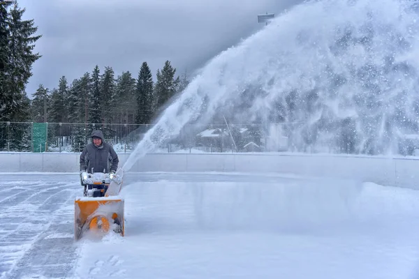 Ρωσία Medvezhyegorsk 2021 Ένας Άνδρας Που Καθαρίζει Χιόνι Ρολό Εκχιονιστικό — Φωτογραφία Αρχείου