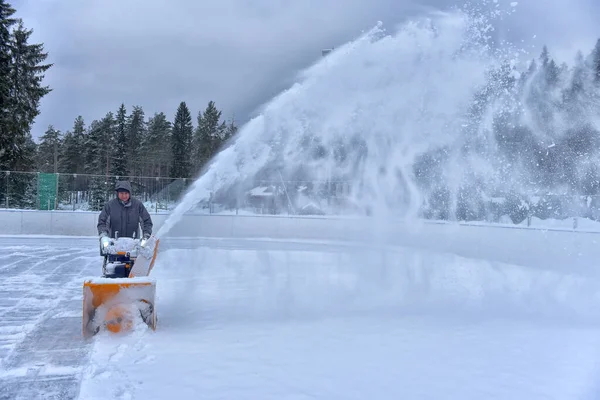 Russia Medvezhyegorsk 2021 Uomo Pulisce Neve Rullo Con Uno Spazzaneve — Foto Stock