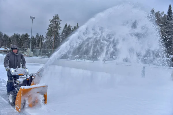 Rosja Miedwieżegorsk 2021 Człowiek Czyszczący Śnieg Rolce Pługiem Śnieżnym — Zdjęcie stockowe