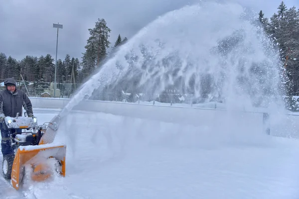 Russia Medvezhyegorsk 2021 Uomo Pulisce Neve Rullo Con Uno Spazzaneve — Foto Stock