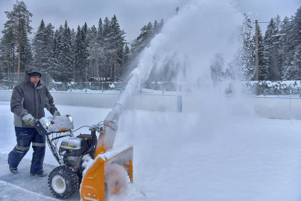 Ryssland Medvezhyegorsk 2021 Man Som Rengör Snö Vält Med Snöplog — Stockfoto