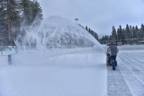 2021年2月3日 一位拿着铲雪机在雪地上打扫卫生的人 — 图库照片