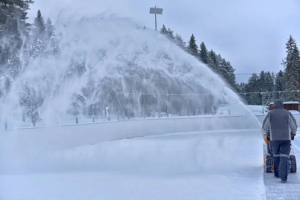 2021年2月3日 一位拿着铲雪机在雪地上打扫卫生的人 — 图库照片