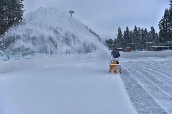 Rusia Medvezhyegorsk 2021 Hombre Limpiando Nieve Rodillo Con Quitanieves —  Fotos de Stock