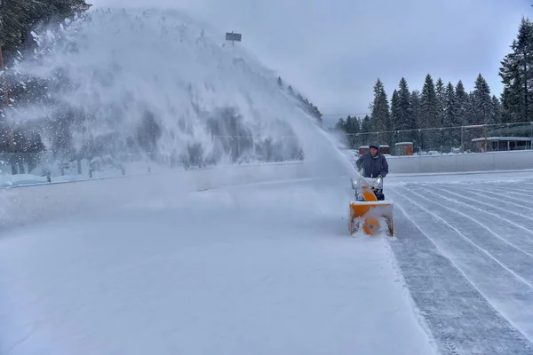 2021年2月3日 一位拿着铲雪机在雪地上打扫卫生的人 — 图库照片