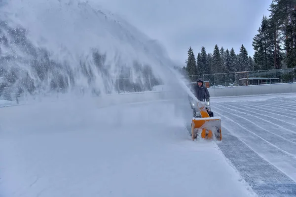 Ryssland Medvezhyegorsk 2021 Man Som Rengör Snö Vält Med Snöplog — Stockfoto