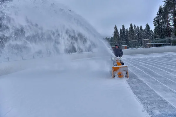 Ryssland Medvezhyegorsk 2021 Man Som Rengör Snö Vält Med Snöplog — Stockfoto