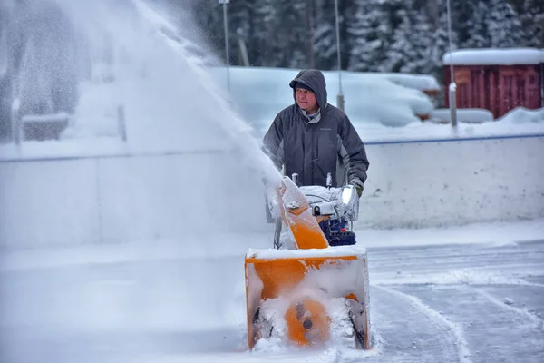 Ρωσία Medvezhyegorsk 2021 Ένας Άνδρας Που Καθαρίζει Χιόνι Ρολό Εκχιονιστικό — Φωτογραφία Αρχείου