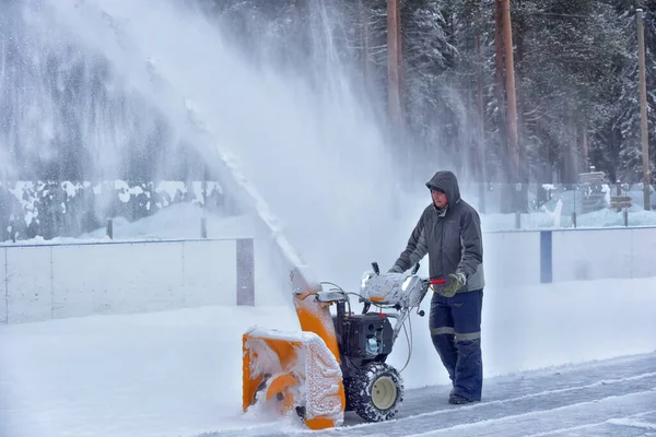 Rusia Medvezhyegorsk 2021 Seorang Pria Membersihkan Salju Pada Rol Dengan — Stok Foto