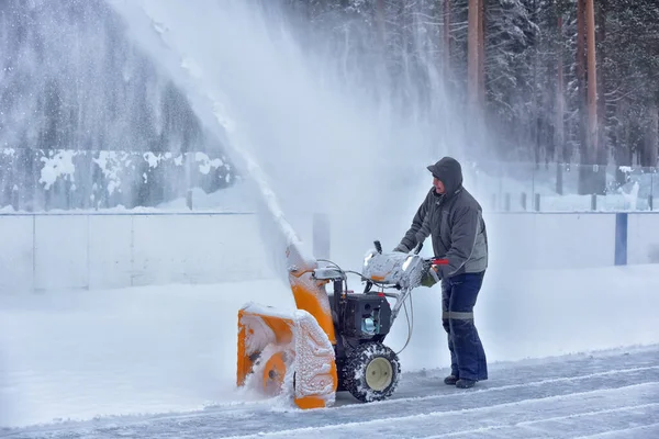 Rosja Miedwieżegorsk 2021 Człowiek Czyszczący Śnieg Rolce Pługiem Śnieżnym — Zdjęcie stockowe
