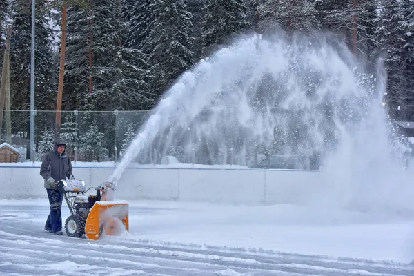 Rusia Medvezhyegorsk 2021 Hombre Limpiando Nieve Rodillo Con Quitanieves — Foto de Stock