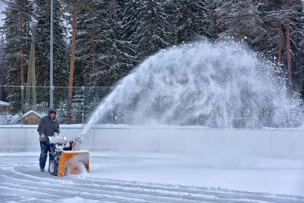 Ryssland Medvezhyegorsk 2021 Man Som Rengör Snö Vält Med Snöplog — Stockfoto