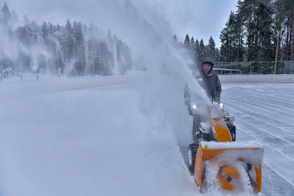 Rusia Medvezhyegorsk 2021 Hombre Limpiando Nieve Rodillo Con Quitanieves — Foto de Stock