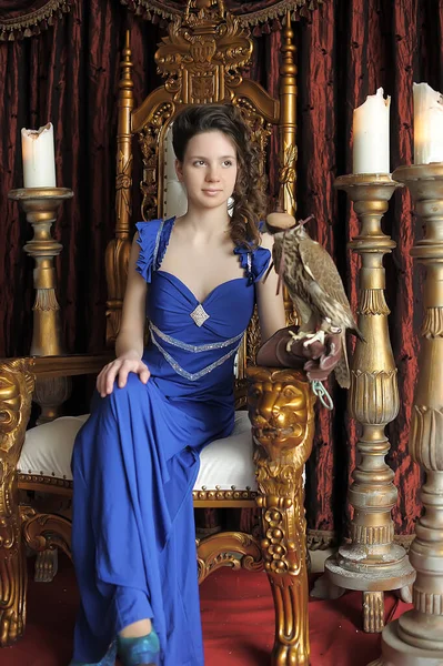 穿着蓝色长裙 头戴猎鹰王冠的黑发公主 — 图库照片