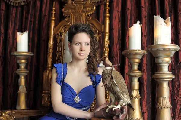 女性のブルネットの王女の青いドレス玉座に鷹と — ストック写真