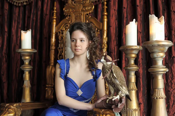 Donna Bruna Principessa Abito Blu Con Falco Sul Trono — Foto Stock