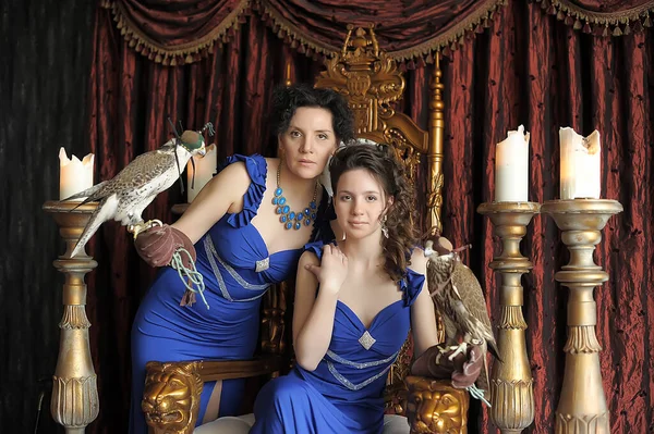 Duas Mulheres Morenas Princesa Rainha Vestido Azul Com Falcão Trono — Fotografia de Stock